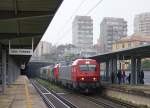 Bahnen in Portugal: Eher seltene Doppeeltraktion der BR 5600 vor einem Fehrnverkehrszug anlässlich der Bahnhofsdurchfahrt GEN.