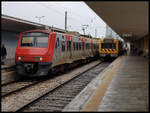 Triebzüge der Reihen 23 und 22 am 19.3.2018 im Kopfbahnhof Santa Apolonia in Lissabon.