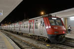 Ein Triebzug Baureihe 2300 im Lissabonner Bahnhof Santo Apolonia. (Januar 2017)