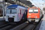 LISBOA (Distrikt Lisboa), 23.04.2014, links ein Nahverkehrszug des privaten Bahnbetreibers Fertagus nach Setúbal, rechts ein Nahverkehrszug der staatlichen Gesellschaft CP nach Lisboa Oriente im