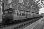 Ein Triebzug der Baureihe 2300 bei der Einfahrt in den Bahnhof Lissabon Oriente.