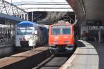 LISBOA (Distrikt Lisboa), 24.04.2014, links ein Nahverkehrszug des privaten Bahnbetreibers Fertagus nach Lisboa-Roma-Areeiro, rechts ein Nahverkehrszug der staatlichen Gesellschaft CP nach Mira Sintra-Meleças im Bahnhof Entrecampos