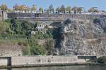 Von Porto Campanhã kommend fährt am 04.10.2017 ein Triebwagen der Baureihe 3400 gleich in einen Tunnel, dessen Ende sich im Kopfbahnhof von Porto São Bento befindet.