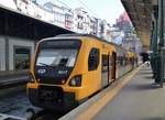 Triebwagen 3417 der Camboios de Portugal am 10.09.2018 im Bahnhof Porto-Sao Bento