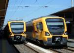 Zwei Triebzge BR 3400, links nach Penafiel, rechts nach Porto Sao Bento am 09.05.2006 im Bahnhof Porto Campanha, diese Zge fahren von Sao Bento auf vier Linien nach Aveiro, Braga, Caide und Penafiel, sie werden als  Urban  bezeichnet, eine Art S-Bahn.