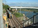 BR 3400 am 06.05.2003 zwischen Porto Campanha und Sao Bento. Im Hintergrund vorn die alte eingleisige, eiserne Eisenbahnbrcke, dahinter die neue zweigleisige Betonbrcke ber den Rio Douro. Die Eisenbrcke ist nicht mehr in Betrieb. 