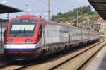 COIMBRA (Distrikt Coimbra), 24.09.2013, Alfa Pendular 4001 nach Porto im Bahnhof Coimbra-B, dem etwas außerhalb der Stadt gelegenen Fern- und Regionalbahnhof