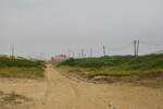 Blick auf die Strecke des Minicomboio da Caparica zwischen den Haltestellen Rainha und Praia da Rivieria. Die Bahnstrecke wurde zwischen 1960 und 1962 als touristische Attraktion erbaut. 2008 wurde das erste mal über eine Stilllegung diskutiert die jedoch abgewendet werden konnte. Zu Beginn von Corona wurde der Betrieb eingestellt und bis heute nicht wieder aufgenommen. Es gibt jedoch gute Hoffnung das bald wieder Bahnen am Strand entlang fahren, denn die Strecke samt Fuhrpark wurde an jemanden verkauft der den Betrieb wieder herstellen möchte. 

Costa da Caparica 28.06.2024