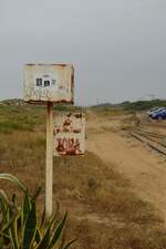 Blick vom Depot in Richtung Nova Praia. Hier ist die Zonengrenze zwischen Zone 1 und Zone 2. Die Bahnstrecke wurde zwischen 1960 und 1962 als touristische Attraktion erbaut. 2008 wurde das erste mal über eine Stilllegung diskutiert die jedoch abgewendet werden konnte. Zu Beginn von Corona wurde der Betrieb eingestellt und bis heute nicht wieder aufgenommen. Es gibt jedoch gute Hoffnung das bald wieder Bahnen am Strand entlang fahren, denn die Strecke samt Fuhrpark wurde an jemanden verkauft der den Betrieb wieder herstellen möchte. 

Costa da Caparica 28.06.2024