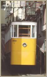 Ascensor da Gloria Lisboa Talstation mit Wagen 1 der Nahverkehrsgesellschaft Carris.