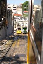 <U>Heiße Gleise.</U>

Der Müllwagen muss sich gleich auf die andere Seite bewegen, denn hier fährt einer der Lissaboner Aufzüge. Interessanterweise nennen die Portugiesen die Standseilbahnen in einem Atemzug mit dem Aufzug von Gustave Eiffel, und zählen sich nicht etwa zu den Bahnverwandten. Barrio Alto, Lissabon im September 2010.