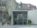 Talstation der Standseilbahn am Fu der Dom-Luis-Brcke in Porto mit einfahrender Gondel, aufgenommen am 11.05.2006.