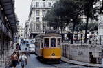 Straßenbahn Lissabon im April 1984: Der Standardwagen 729 gehört zu einer Serie von 35 Triebwagen, die Santo Amaro zwischen 1936 und 1940 speziell für die Altstadtlinien 12 und 28 baute, auf letzterer ist er hier in Richtung Graca unterwegs

