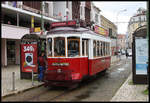Lissabon 19.3.2018: Eine rote, für die Bergtouren in der Stadt ausgewiesene Tram Bahn Nr. 6, hält am Martim Moniz Platz.
