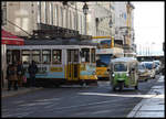 In den engen Straßen der Lissaboner Altstadt müssen, wie hier nahe dem Terreiro do Paco, die Tram Bahn Wagen über die Gegenfahrbahn einbiegen, um in andere Straßen zu gelangen. Hier wartet eine Tram beim Abbiegen am 21.3.2018 zunächst die Durchfahrt eines TucTuc ab.