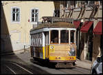 In den engen Straßen in der bergigen Altstadt von Lissabon bügeln die Trambahnen ab und verwenden Einholm Stromabnehmer, wie hier am 21.3.2018 beobachtet, mit Rollen.