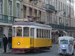 Ein historischer Straßenbahnwagen, genannt Remodelado in der originalen Bemalung ohne Werbung. (Lissabon, Januar 2017)