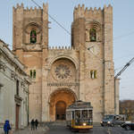 Eine Straßenbahn vor der Catedral Sé Patriarcal, die Kathedrale des Patriarchats von Lissabon.