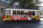 LISBOA (Distrikt Lisboa, 25.08.2019), Tramwagen Nr. 563 als Linie 28 nach Martim Moniz vor Einfahrt in die Haltestelle Chiado