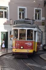 LISBOA (Distrikt Lisboa, 25.08.2019), Tramwagen Nr. 554 als Linie 28 nach Prazeres vor Einfahrt in die Haltestelle Chiado