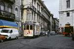 Ein unbekannter Zweiachser der Lissabonner Straßenbahn ist im April 1984 auf der Linie 20 unterwegs. Diese Linie die vom Matim Moriz über Gomez Freire zum Cais de Sodre führte, fiel den Streckenstlllegungen in den 1990er Jahren zum Opfer.