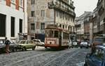 Auf der Linie 28 legt der Standardtriebwagen 710 im April 1984 an der Haltestelle L. Calmariz in der Lissabonner Altstadt einen Zwischenhalt ein