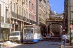 Lissabon Tw 493 in der Rua da Sao Paulo, 11.09.1990. Im Hintergrund die Unterführung unter der Rua do Alecrim.