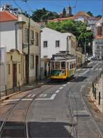 <U>Heiße Gleise.</U>

Die entgegenkommende Tram muss warten, denn an dieser Ecke ist eine Gleisverschwenkung nötig um die Kurve zu kratzen. Alfama, Lissabon im September 2010.