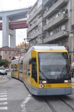 LISBOA (Distrikt Lisboa), 26.04.2014, Straßenbahnlinie 15 nach Praça da Figueira bei der Einfahrt in die Haltestelle Calvário im Stadtteil Alcântarilha; im Hintergrund die mächtige Ponte 25 de Abril
