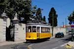 Tw.560 durchfährt die Wendeschleife Ajuda, links vom Wagen befindet sich der Haupteingang zum gleichnamigen Friedhof.