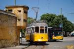 Tw.571 bei der Ausfahrt aus der Wendeschleife Ajuda. Der Turm links im Bild dient nicht der Verkehrsaufsicht, sondern ist ein Wachturm des Stützpunktes der republikanischen Nationalgarde GNR. (16.06.2014)