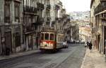 Straßenbahn Lissabon: Standardwagen 732 auf der Linie 28 in der Lissaboner Altstadt im April 1984