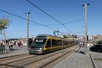 Metro do Porto, Bombardier Eurotram (MP053) passiert soeben die Ponte D.Luis I auf der Linie D, mit Fahrtziel Santo Ovidio. Porto, im September 2024.