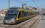 Metro do Porto_ Bombardier Eurotram mit dem Fahrzeug 'MP008'. Hier zu sehen auf der Linie D, an der Ponte D.Luis I, mit Fahrtziel Santo Ovidio. Porto im September 2024.