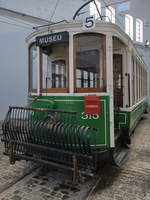 1929-1930 wurden 16 dieser Straßenbahnwagen für den Einsatz in Porto beschafft. Dies ist Wagen No.315  Fumista  oder auf deutsch  Raucher , weil im Innern bei geöffneten Fenstern geraucht werden durfte. (Museu do Carro Eléctrico Porto, Januar 2017)
