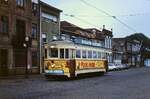 Im April 1984 ist der 1939 von den Ateliers de Construction de Famillereux gelieferte Vierachser 285 in Porto auf der Linie 1 nach Matosinhos unterwegs