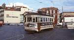 Der Famillereux-Triebwagen 287 der Straßenbahn Porto verlässt im April 1984 die Endhaltestelle Infante