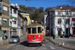 Bahnen in Portugal: Die drei verbliebenen Strassenbahnlinien 1, 18 und 22 von Porto werden mit historischen zweiachsigen Motorwagen betrieben. Speziell zu beachten gibt es die Stangenstromabnehmer die an Endhaltestellen ohne Schlaufe durch den Tramführer in die richtige Position gerückt werden müssen. Motorwagen Nr. 205  COCA'COLA  auf der Linie 18 im Einsatz am 25. März 2015. Hier handelt es sich um die Verbindungsstrecke zwischen den Strassenbahnlinien 1 und 22.
Foto: Walter Ruetsch