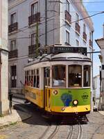 Enge Kurven und noch engere Gassen. Triebwagen 555 der Lissaboner Straßenbahn kämpft sich durch die enge Altstadtstrecke Richtung Camp Ourique Prazeres. Die Fahrzeuge des Types Remodelado wurden zwischen 1935 und 1940 gebaut und 1995/1996 umgebaut und modernisiert. Es sind nach den Ventottos die zweitältesten planmäßig eingesetzten Straßenbahnfahrzeuge in Europa. Hier biegt Triebwagen 573 von der Escolas Gerias in die Rua das Escolas Gerias ein. 

Lissabon 27.06.2024