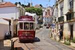 Triebwagen 9 der Hills Tramcar Tour durchfährt die Rua das Escolas Gerias in Richtung Martim Moniz. Es ist einer von 3 Kursen die am Tage unterwegs sind und auf dem Linienverlauf Graça – Alfama – Baixa – Praça Luís de Camões – Praça do Príncipe Real unterwegs sind. Die Fahrzeuge wurden im alten Rot von 1901 lackiert und mit einem sogegannten Fußgängerfänger ausgestattet wie es damals üblich war. 

Lissabon 27.06.2024