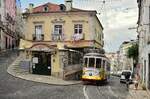 Enge Kurven und steile Straßen. Triebwagen 559 fährt auf der Linie 12 und hat die Calcada de Santo Andre erklommen und fährt nun in die Travessa do Acougue. Leider fährt diese Linie nur im 45 Minuten Takt was nicht viele Fotos zuließ. Die Fahrzeuge des Types Remodelado wurden zwischen 1935 und 1940 gebaut und 1995/1996 umgebaut und modernisiert. Es sind nach den Ventottos die zweitältesten planmäßig eingesetzten Straßenbahnfahrzeuge in Europa. 

Lissabon 27.06.2024