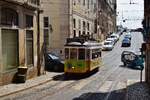 Triebwagen 555 fährt auf der Rua Vitor Cordon entlang und hat gerade die Rua Serpa Pinto gekreuzt. Die Fahrzeuge des Types Remodelado wurden zwischen 1935 und 1940 gebaut und 1995/1996 umgebaut und modernisiert. Es sind nach den Ventottos die zweitältesten planmäßig eingesetzten Straßenbahnfahrzeuge in Europa. 

Lissabon 27.06.2024
