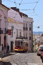 Triebwagen 543 fährt auf der Escolas Gerais Richtung Praca Martim Moniz. Die Fahrzeuge des Types Remodelado wurden zwischen 1935 und 1940 gebaut und 1995/1996 umgebaut und modernisiert. Es sind nach den Ventottos die zweitältesten planmäßig eingesetzten Straßenbahnfahrzeuge in Europa.

Lissabon 27.06.2024