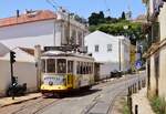 Triebwagen 559 wartet auf die Kreuzung mit dem Gegenzug in der Rua das Escolas Gerais. Die Fahrzeuge des Types Remodelado wurden zwischen 1935 und 1940 gebaut und 1995/1996 umgebaut und modernisiert. Es sind nach den Ventottos die zweitältesten planmäßig eingesetzten Straßenbahnfahrzeuge in Europa. 

Lissabon 27.06.2024