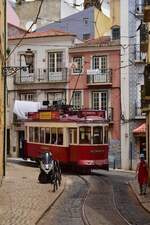 Triebwagen 6 der Hills Tramcar Tour durchfährt die Escolas Gerias und biegt in die Calcada de Sao Vicente ab.