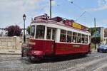 Triebwagen 7 der Hills Tramcar Tour durchfährt dieLargo Sao Martinho in Richtung Martim Moniz. Es ist einer von 3 Kursen die am Tage unterwegs sind und auf dem Linienverlauf Graça – Alfama – Baixa – Praça Luís de Camões – Praça do Príncipe Real unterwegs sind. Die Fahrzeuge wurden im alten Rot von 1901 lackiert und mit einem sogegannten Fußgängerfänger ausgestattet wie es damals üblich war. 

Lissabon 27.06.2024