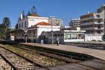 OLHÃO (Distrikt Faro), 22.02.2011, Blick vom Bahnsteig auf das Bahnhofsgebäude