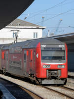 Der Doppelstocktriebzug CP 3570 bei der Einfahrt in den Bahnhof Lissabon Santo Apolonia.