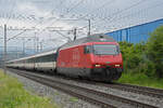 Re 460 081-3 fährt am 03.06.2024 Richtung Station Itingen.