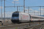 Re 460 061-5 durchfährt am 25.03.2024 den Bahnhof Muttenz.